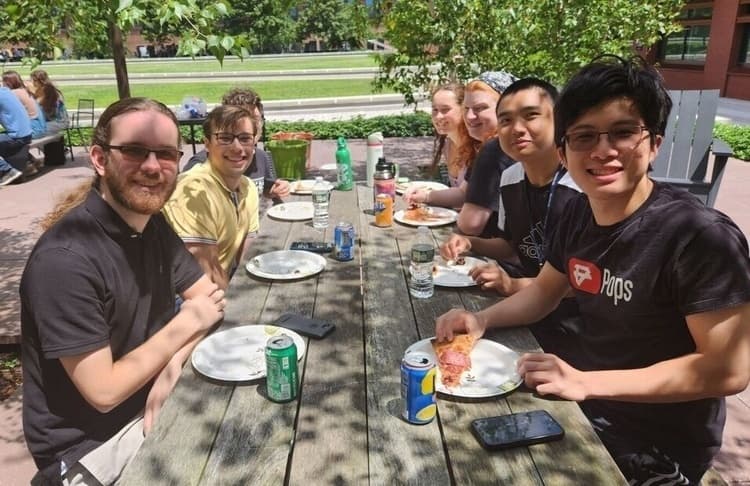 Mid-summer pizza lunch with the Wright Lab community
